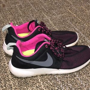 Nike Rosche Tennis Shoes